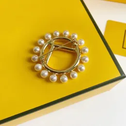 2023 Fashion Pearl Golden Brooch Projektant broszek Kobiet Party Brooch Men Crystal Luxury Biżuteria