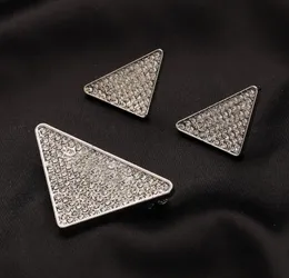 Broches da marca de design famosos nunca desaparecem 18K Prazado de ouro prateado aço inoxidável charme de broche do triângulo Mark embutido Crystal Wedding Jewelry Acessório