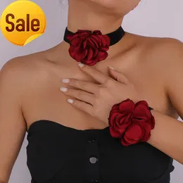 Elegantes, romantisches, beflocktes Tuch-Rosenarmband, Retro-Persönlichkeits-Blumenhalskette für Damen