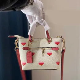 حقيبة Tote Designer الكتف Women Hand Heart Simple Shopper Bag Bag Works Works Works Fudive Hardware 220917