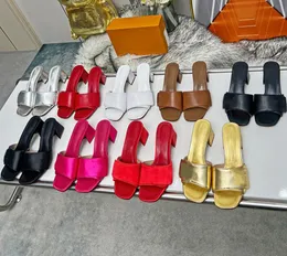 2023 Kadınlar Sallar Sandal Terlik Buzağı Deri Kadın 2.2 inç Topuk Kapalı Sandalet Yaz Tasarımcısı Lüks Moda Bayanlar Plaj Düz Flip Flops Ayakkabı