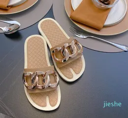 New Slippers 2023 Sapatos femininos Botão de metal de verão de verão Use moda Sandálias e chinelos do Coréia Casual Casual.