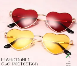 النظارات الشمسية للأطفال الأزياء متعددة الألوان الكلاسيكية للنساء الرجال الرائدة في التظليل الرياضي تظليل لطيف لون القلب 5278