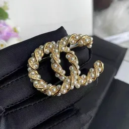 Broches de designer para mulheres homens casuais luxos retro letras jóias senhoras vestido acessórios pinos broche de diamante 20 estilo