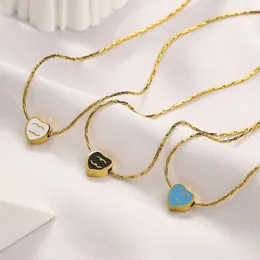 Collana di design placcato oro per donna Lettera di marca Elegante collane a catena con ciondolo a forma di cuore Accessorio di gioielli Alta qualità 20 stile