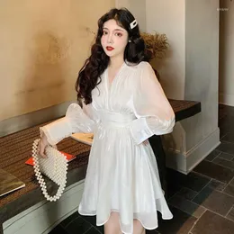 Robes décontractées tempérament coréen doux été Slim Mini blanc col en V manches bouffantes robe femmes Vestido Feminino brillant Transparent complet