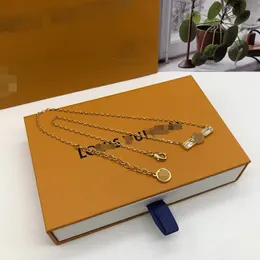 Marque de luxe Pendentif Lettre Fleurs Pendentif Collier Designer De Mode Plaque D'or Simple Colliers De Noce Crysatl Jewerlry Collier VN-0129