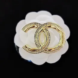 Luxury Women Designer Brooches 18K Gold Plated Inlay Crystal Rhinestone Round Brand Letter Designer Jewelry Brooch Pearl Pin