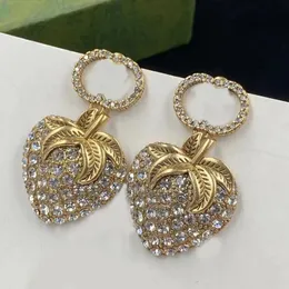 New Charm Earrings Fashion Luxury Brand Designer Diamond Strawberry Wedding Party Day's Day's Christmas Gift Excelente qualidade Jóias