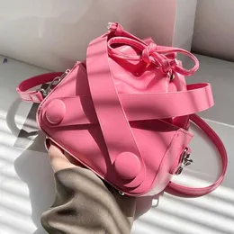 Bolsas de personalidade de bolsas de noite elegantes bolsas de cores sólidas de couro feminino verão 2023 novo ombro protetel de moda versátil 230427