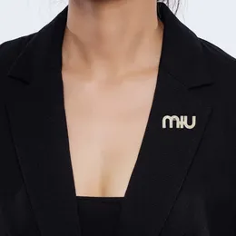 Pins broszki mody damskie broszka urocze litery Kurtka sweter cyrkon plus miedziane materiały akcesoria luksusowe przyjęcie ślubne 230515