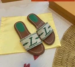 Pantofola di design Sandali da donna di lusso Ciabatte piatte ricamate in rafia Scivoli Nero Marrone Pino Verde Pantofole estive rosse Moda da spiaggia Sandalo flatform