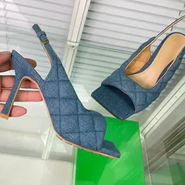 Kvinnor fisk mun fyrkantiga tå klänning sheos slingbacks sandaler denim quiltad textur stilett klackar skjutbanor för festdesigner bröllop sko retro svart med dammväska