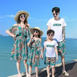 家族をマッチする衣装サマービーチ母娘フローラルドレスお父さんの息子綿Tシャツショーツカップル衣装海辺230512