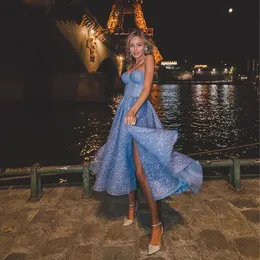 Vestidos de festa azul sexy glitter uma linha baile sem alças e brilhante lateral lateral de fenda