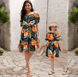 Family Matching Outfits Mommy and Me Clothes OffShoulder Woman Girls Dress Clothing Hawaii Mother Daughter Dresses Set Flower 230512