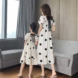 Família, roupas correspondentes, mãe e filha Polka Dot Vestes Summer Fashion Childrens Rouses Small Fresh Puff Sleeve Parentchild Dress 230512