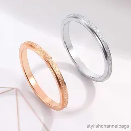 Bandringar 2mm Frosted Finger Ring For Woman Man Bröllop smycken Rostfritt stål Toppkvalitet bleknar aldrig