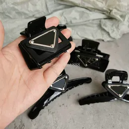 Lyxdesigner Hårklämmor Klor Inverterade Triangle Barrettes Varumärkesbrev Pluggar Klipp för kvinnor Gift Hårnålar Hårtillbehör