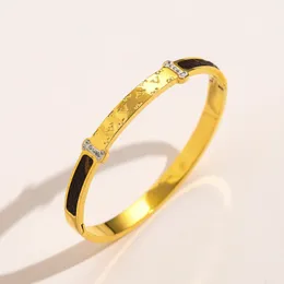 Braccialetto in oro 18 carati Bracciale con lettere di lusso di moda Braccialetti con francobolli in acciaio con trifoglio d'amore da donna Gioielli di design Accessori di marca classici caldi Confezione regalo