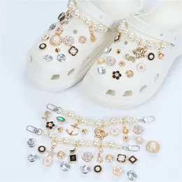신발 부품 액세서리 럭셔리 슈트 매력 신발 액세서리 jibz Metal DIY Pearl Shoe Charms Jewelry 16 스타일 패션 선물 230516
