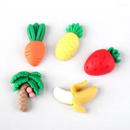 Charms Kawaii Fruit Desin Cabochons 10pcs 13 26 mm płaski marchewki ananas bananowy truskawkowe ozdoby kokosowe materiał