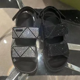 Projektantki Sandały Sandały Klasyka Trójkąt Logo Slajdy kryształowe cielę skórzane buty swobodne buty na pikowana platforma letnia plażowa pantofel z pudełkiem i torbą na zakupy