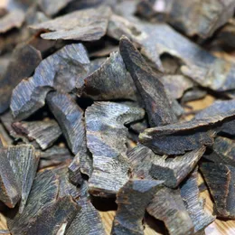 Grossist 100g Äkta kinesiska gröna Kynam Chips Full Olja Sjunker under vatten Yoga Rökelse Ganan Kinam Oudh Trä naturliga aromaterapipåsar