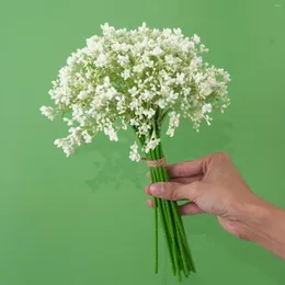 Dekorativa blommor konstgjorda vita babysbreath bukett natt pil bröllop brud som håller heminredning simulerade sticklingar