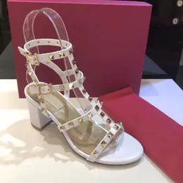 2020 neue Lackleder spannend High Heels Frauen einzigartige Designer bezieht sich auf Kleid Hochzeitsschuhe sexy Schuhe Buchstab 1311P