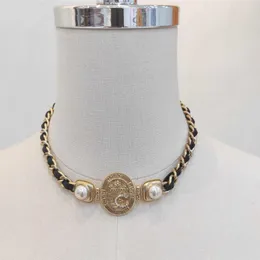 Collier pendentif ovale de charme de qualité supérieure avec diamant et design en cuir véritable pour les femmes cadeau de bijoux de mariage ont le timbre de la boîte PS306256M