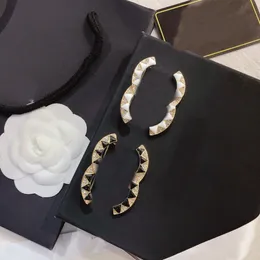 20style 18K pozłacana miedź litery broszki kobiety luksusowa marka projektant pani kryształowa perła broszka szpilki biżuteria metalowa akcesoria
