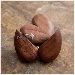 Ювелирные коробки в форме сердца в форме орехового кольца из деревянного кольца с мягким внутренним держателем Организатор Дерево для предложений C3 Drop de Delive Dh6ta