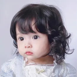 Akcesoria do włosów Rambut Palsu Perempuan Untuk Anak Aad Hiasan Kepala Bayi iMut Keriting Pendek Poni Miring Buatan Topi Penuh Tutup 230516