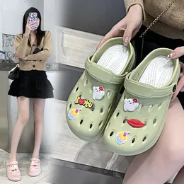 Sandaler söta tofflor Cartoon Baotou Two Wears Shit Feeling Hole Shoes Female Summer Leisure Thick Sole Anti Slip Sandaler HA6332-5-03