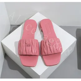 Pantofole di marca Miu 2023 Scarpe da spiaggia di nuovo arrivo per ragazza Pantofole piatte con stampa di lettere in pelle Scarpe comode da donna e sandali professionali di design di lusso a 4 colori