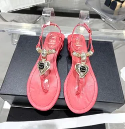 Nya Paris varumärkesdesigner kvinnors sandaler sommar mode mångsidig 2c kärlek pärla spänne kvinnor flip-flops platta sandaler kvinnors toffel kanal t snörning upp kvinnlig strandsko