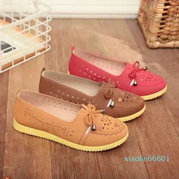 Women's Old Beijing Cloth Shoes Women's Breathable Leather Breathable Shallow Mouth Elderly Mom's Shoes Soft Sole Casual Anti slip One Foot Pedal 0517