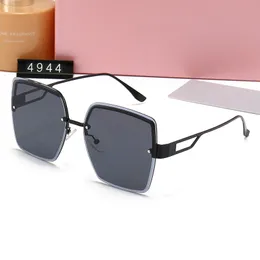 Metallrahmen, quadratische Seitenbuchstaben, polarisierte Designer-Sonnenbrille, Damen- und Herren-Luxus-Sonnenbrille, reisende, sonnenfeste Adumbral-Strand-Sonnenbrille