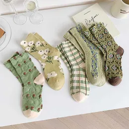 Socks Hosiery 2023 New Ethnic Vintage Green Socks Fashion Harajuku刺繍入り花柄の靴下韓国スタイルのレトロストリートウェアLong Socks P230517