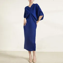 Casual Dresses Miyake veck V-ringning BAT Hylsa Löst midja Formell klänning Elegant temperament Fashion London Designer Long Women's Robe