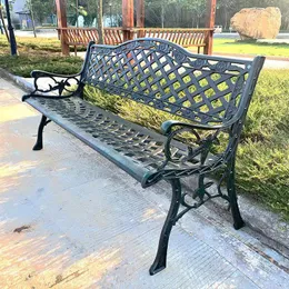 ヨーロッパスタイルの白い鋳鉄屋外レジャーパークの椅子、コミュニティヴィラ、公園、中庭の広場、2人の休憩ベンチ