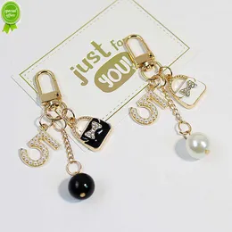 Ny lyxig handväska hänge nyckelringar mode pärla nummer 5 Tassel Keyring for Women Bag Ornament Car Key Chains smycken Tillbehör