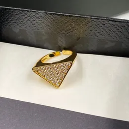 Złoto plisowane wysokiej jakości pierścionki zespołu trójkąt klasyczny moda kochaj diamentowy pierścionek paznokciowy dla womengirl weselny matka biżuteria
