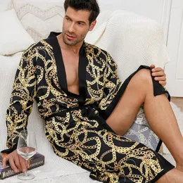 Mäns Sleepwear Spring Summer Men Robe Black Print V-ringning Kimono Bathrobe-klänning med bälte Löst SILK SILK SATIN HOME SLÄR NATTROV