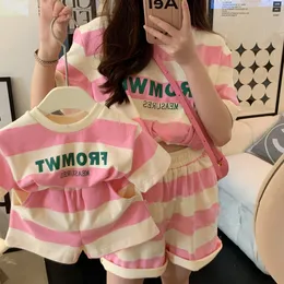 Tshirts Baby och mamma matchande kläder som Mother Daughter Clothes Korean Children's Clothing Summer Women's Suit Girls Set 230519