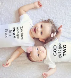 Passende Familienoutfits Beten Sie, dass Gott interessante Pluralzahlen für Ihre beiden Zwillinge ankündigt und eine Überraschungsschwangerschaft mit verbundenen Zwillingen ankündigt G220519