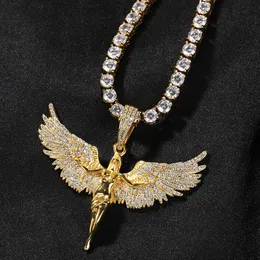 Halskette mit Anhänger „Engelsflügel“ aus Iced Out-Zirkon, 18 Karat vergoldet, mit Edelstahl-Seilkette