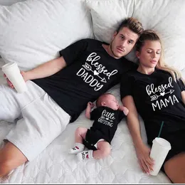 Passende Familien-Outfits: Das T-Shirt „Mama und meine Familie“ passt zu „Dad and I Wish Mom Segens Dad Little Segens Mom Daughter Dad Son Top G220519“.