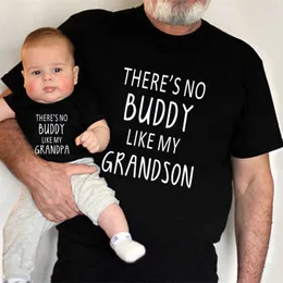 Familienoutfits Interessanterweise sind keine Freunde zu Hause. Die Familie sieht aus wie Opa. Babystrumpfhosen und Kinder-T-Shirts passen zur Kleidung G220519